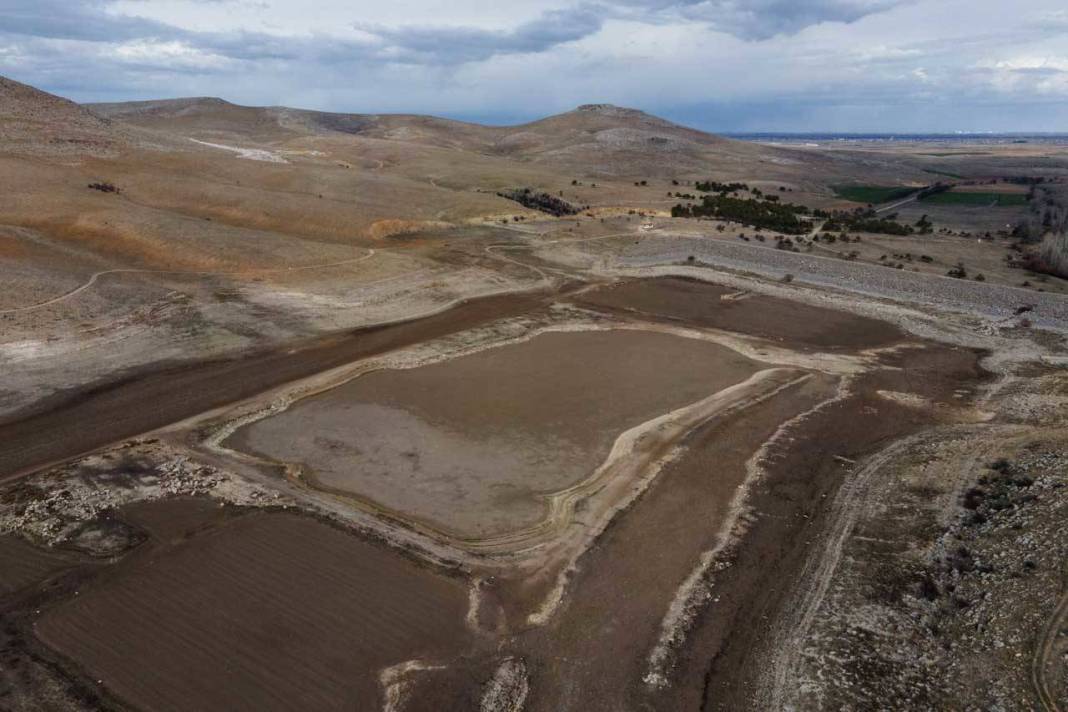 Bir baraj daha kurudu: Sular çekildi bir tane canlı balık kalmadı 7